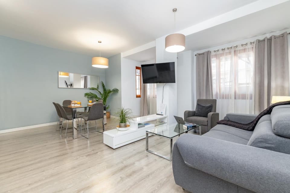 TV and multimedia, Living room, Photo of the whole room, Seating area, Dining area