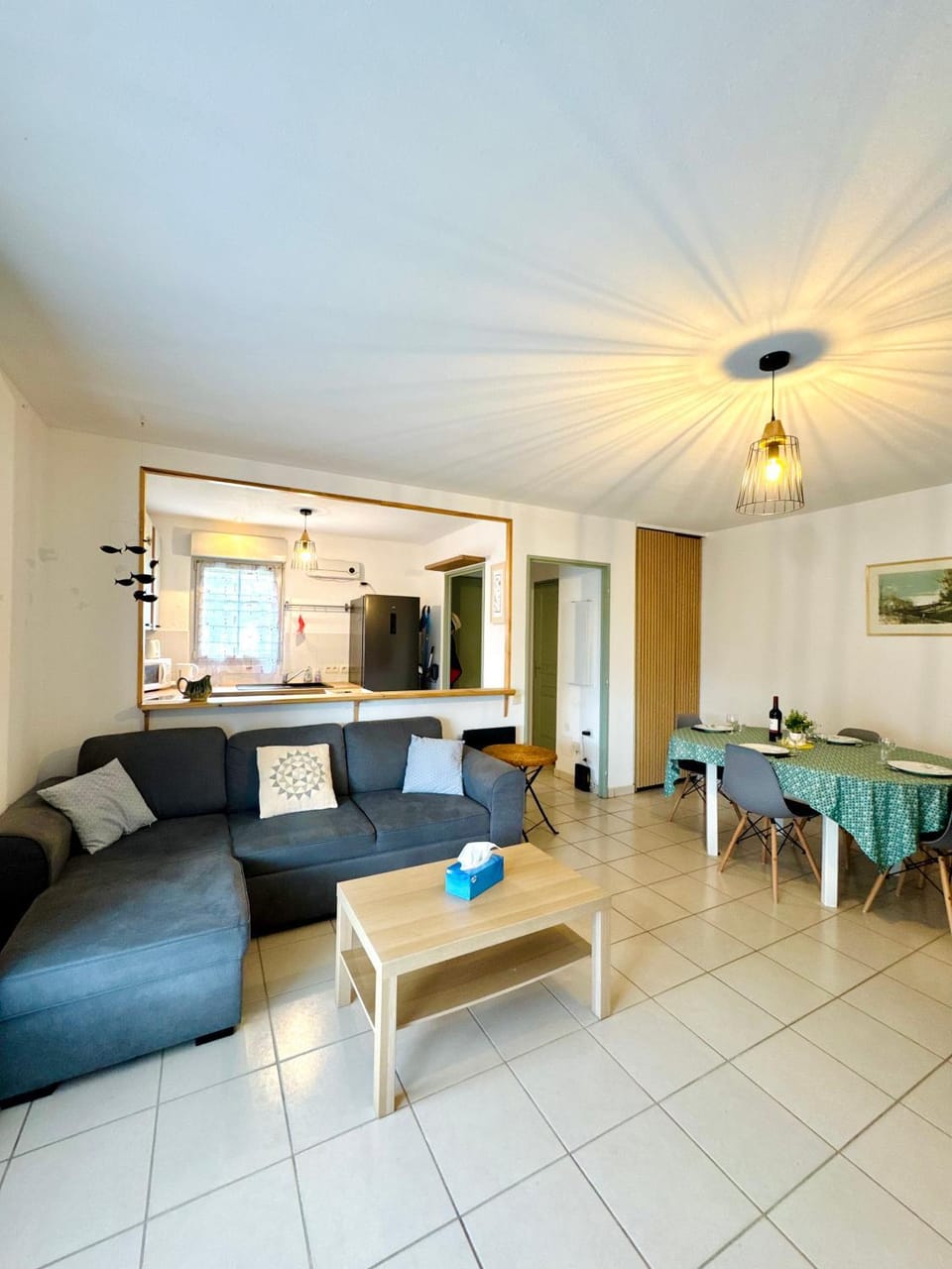 Living room, Seating area, Dining area, internet