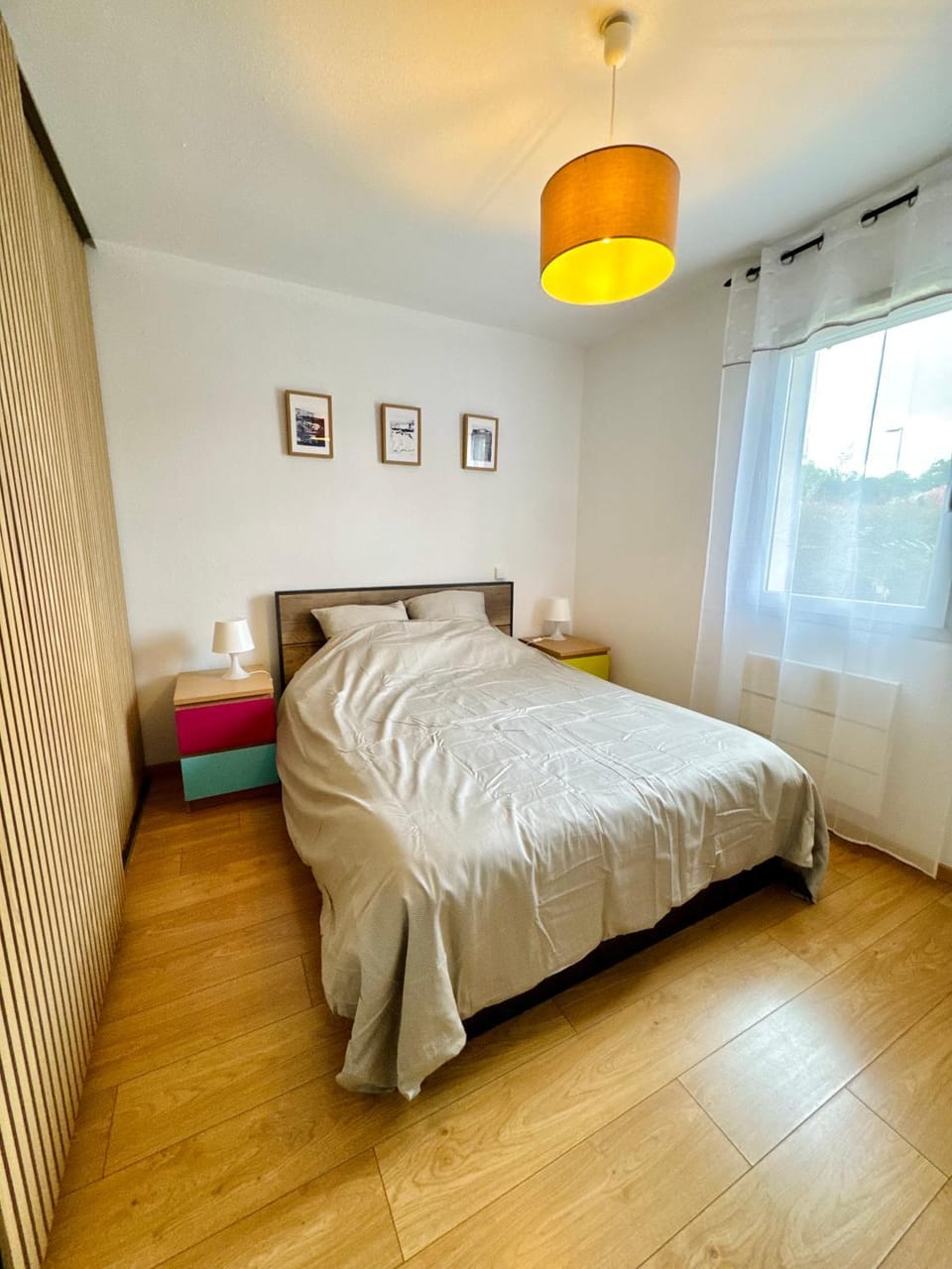 Photo of the whole room, Bedroom, heating