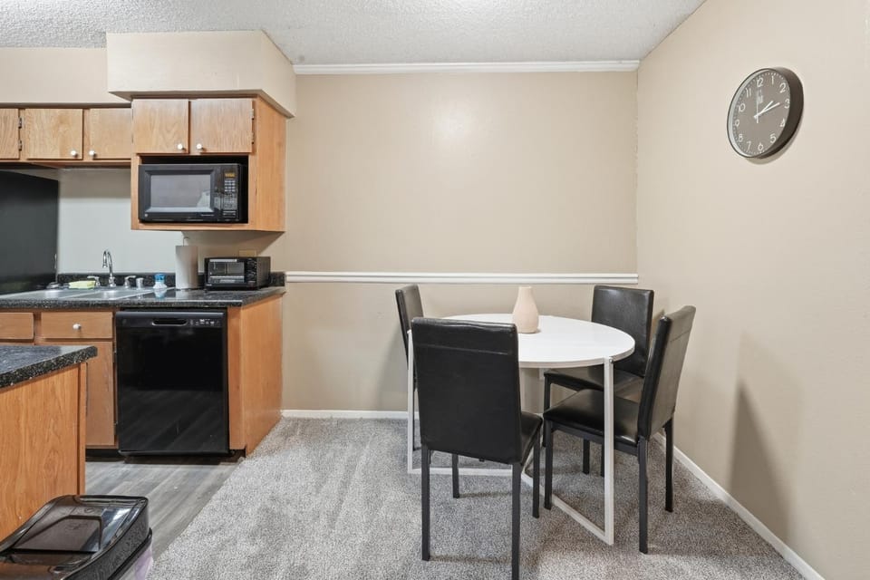 Cozy 2-bedroom retreat in West Lubbock Apartment in Lubbock
