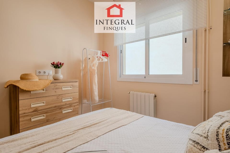 Bed, Logo/Certificate/Sign, Bedroom, internet