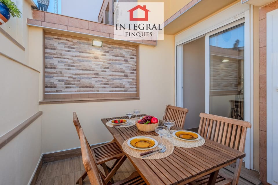 Property building, Day, Food and drinks, Dining area