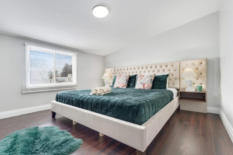 4-Bedroom Family Retreat Near Niagara Falls & Parking Included House in Niagara Falls