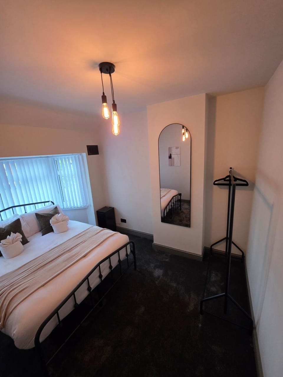 New-4 Bed-Sleeps 6-Free Parking-Wi-Fi-BHX-NEC-HS2 House in Solihull