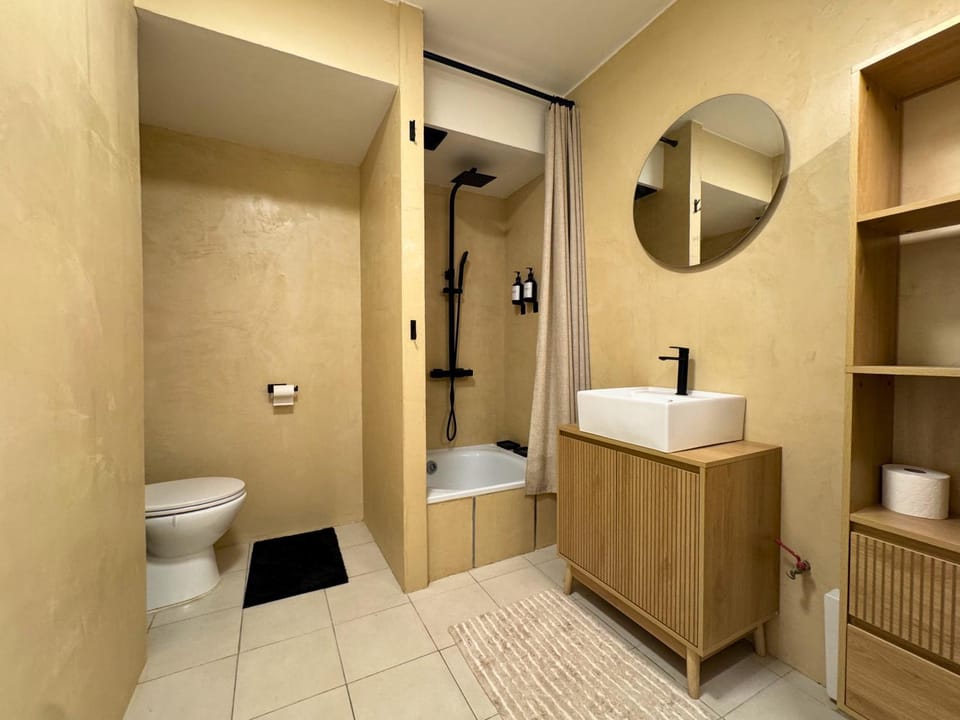 Shower, Toilet, Bathroom, towels