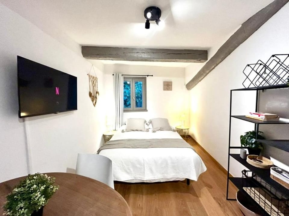 Bed, TV and multimedia, Photo of the whole room, Bedroom