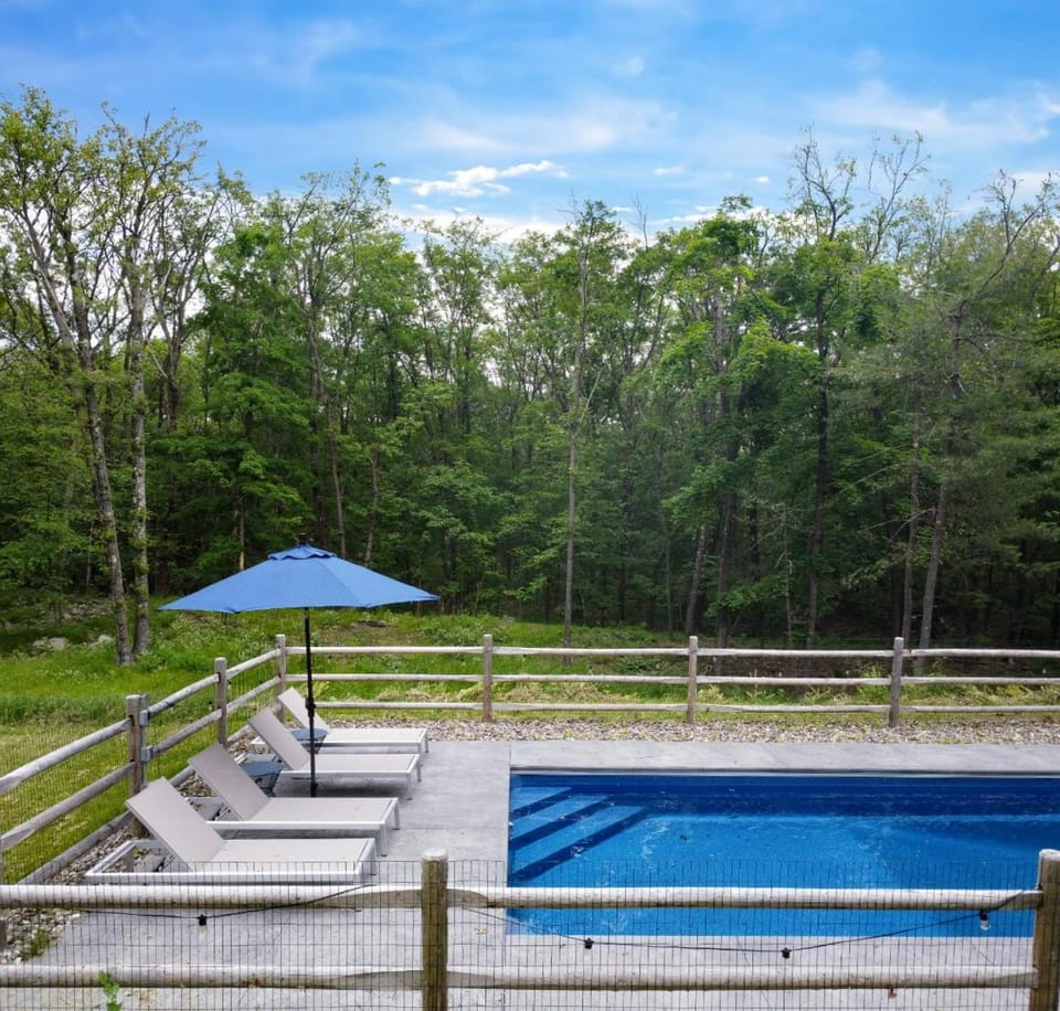 Sugar Mountain House - Pool with Mountain Views & Serene Woodlands House in Taghkanic
