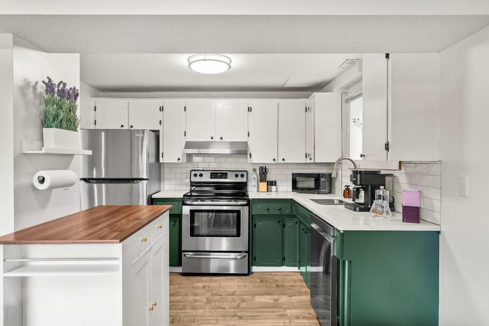 Urban Hideaway Walk to Shops 3BR 8px House in Calgary