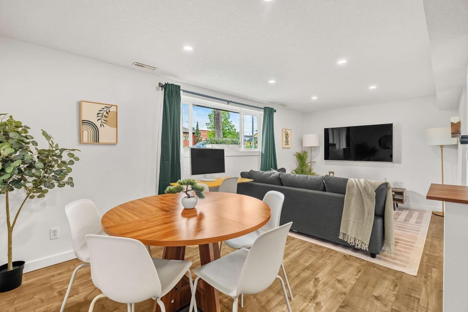 Urban Hideaway Walk to Shops 3BR 8px House in Calgary