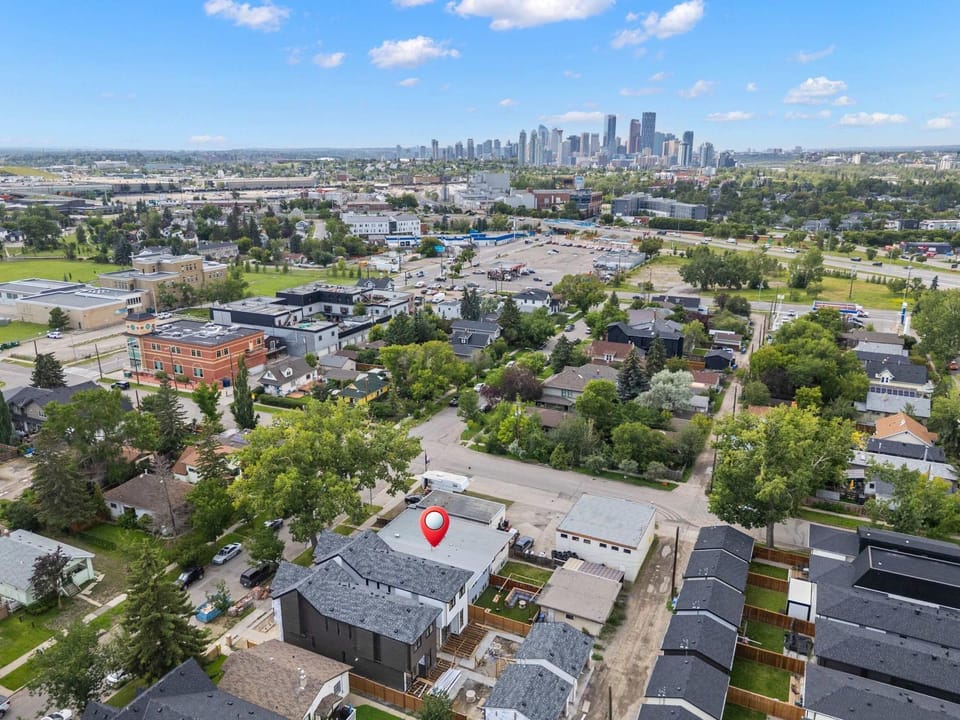 Urban Hideaway Walk to Shops 3BR 8px House in Calgary