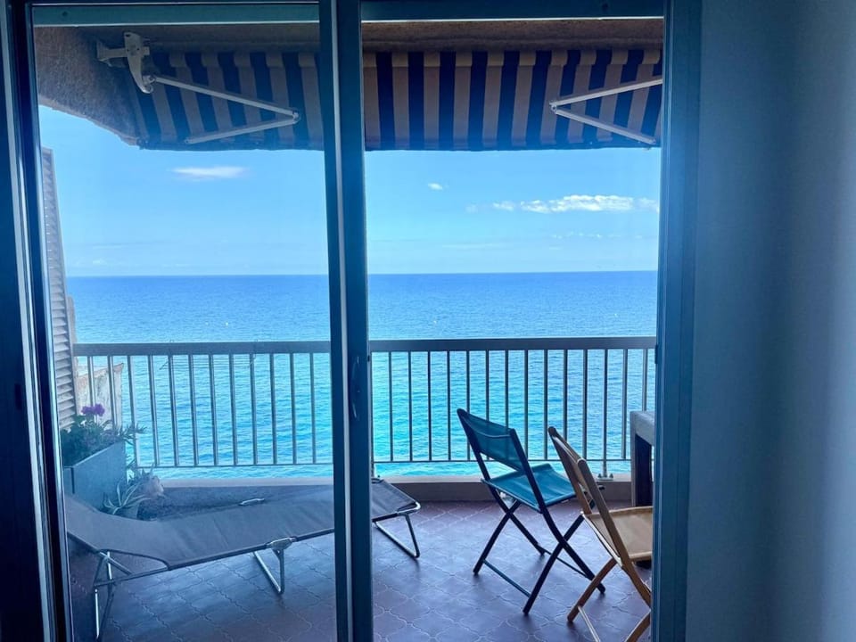 Charmant T3 face à la mer avec accès plage Bastia Apartment in Corsica