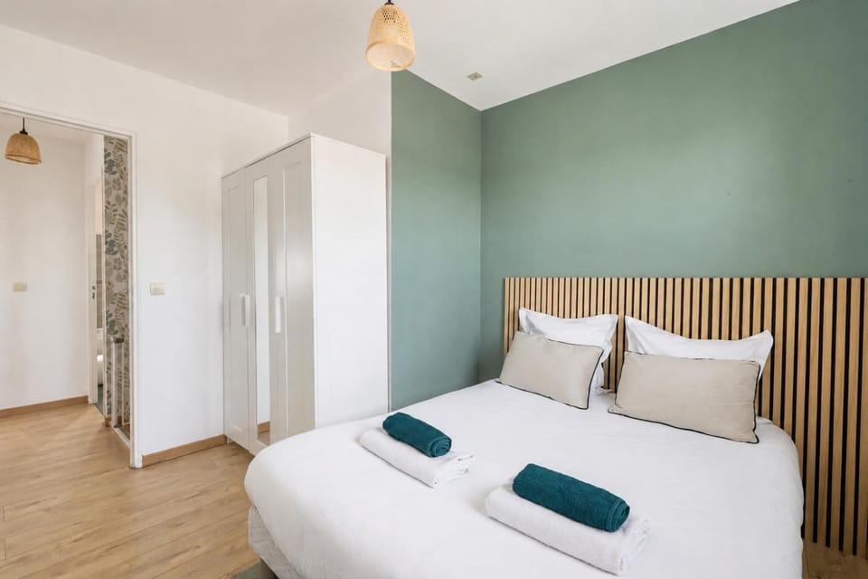 Bed, Photo of the whole room, Bedroom, towels, wardrobe