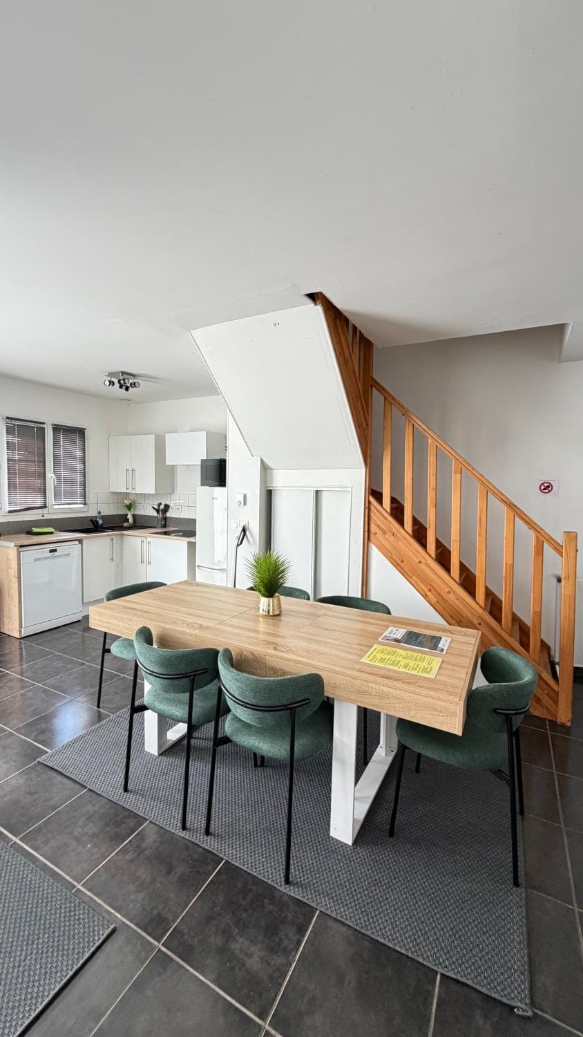 Kitchen or kitchenette, Dining area, dishwasher