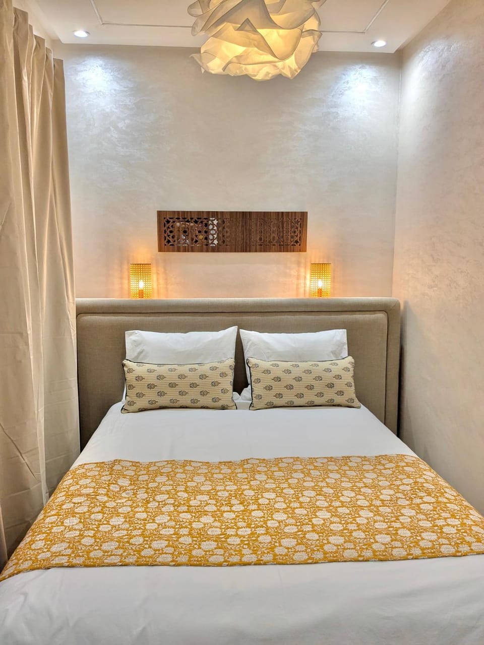Photo of the whole room, Bedroom, Inner courtyard view