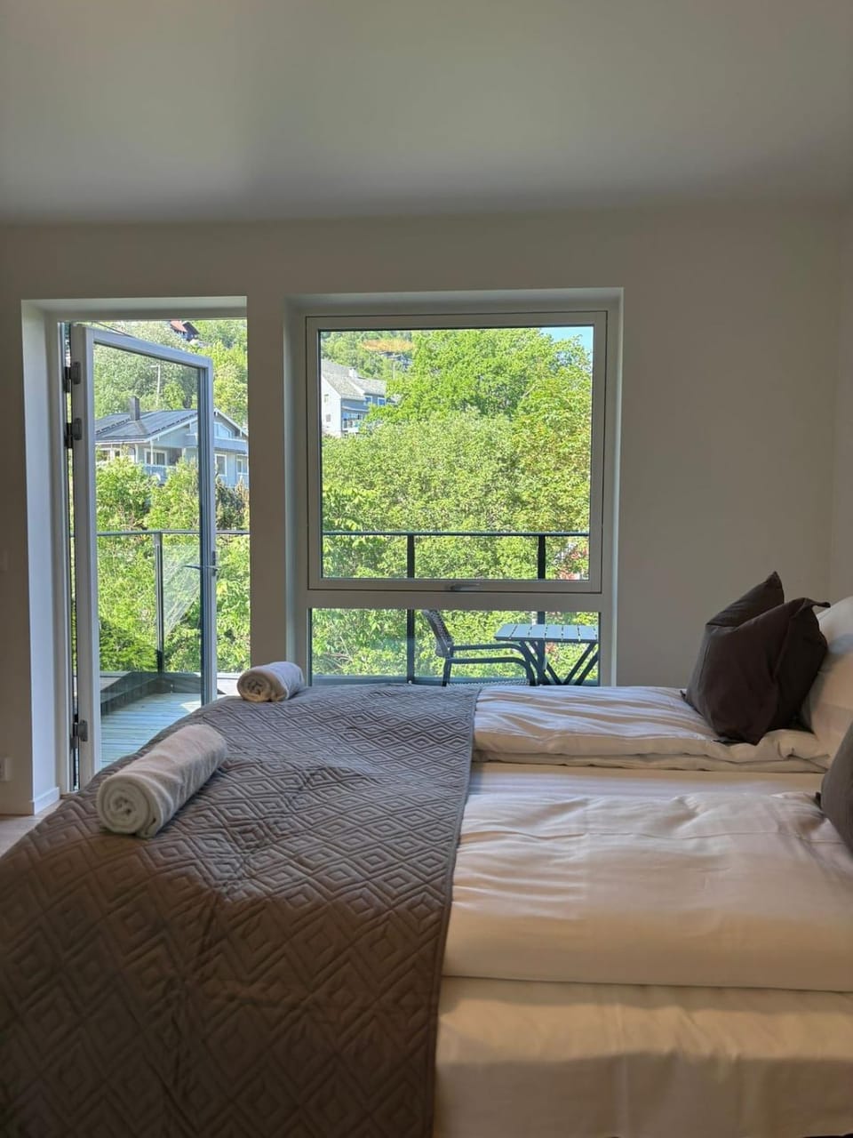 Lake & mountain views - Luxury penthouse - Free parking Apartment in Vestland