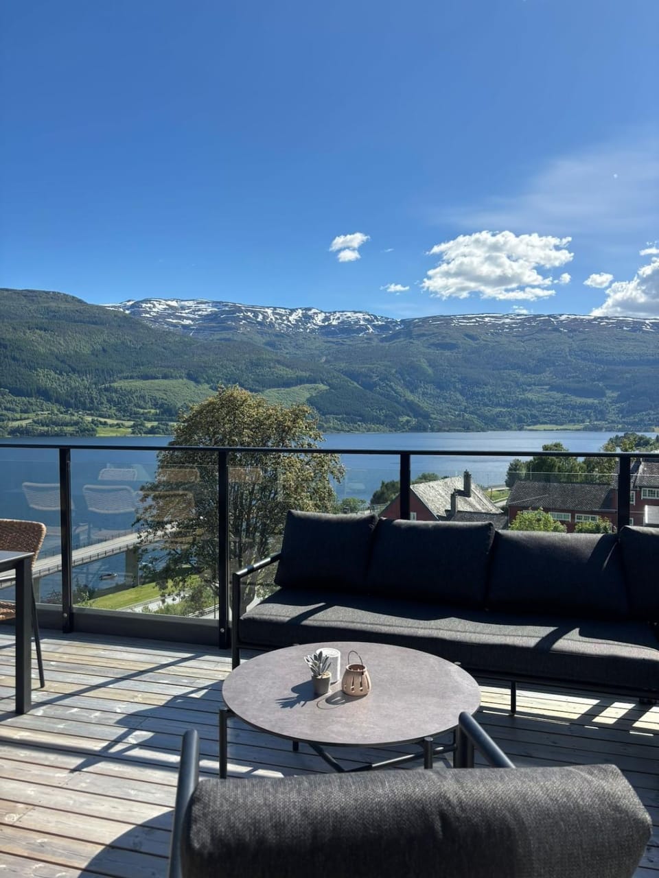 Lake & mountain views - Luxury penthouse - Free parking Apartment in Vestland