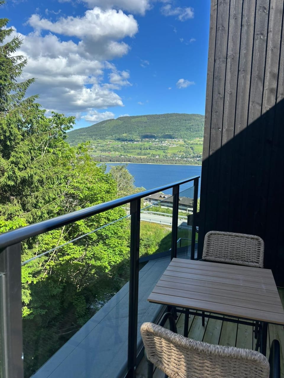 Lake & mountain views - Luxury penthouse - Free parking Apartment in Vestland
