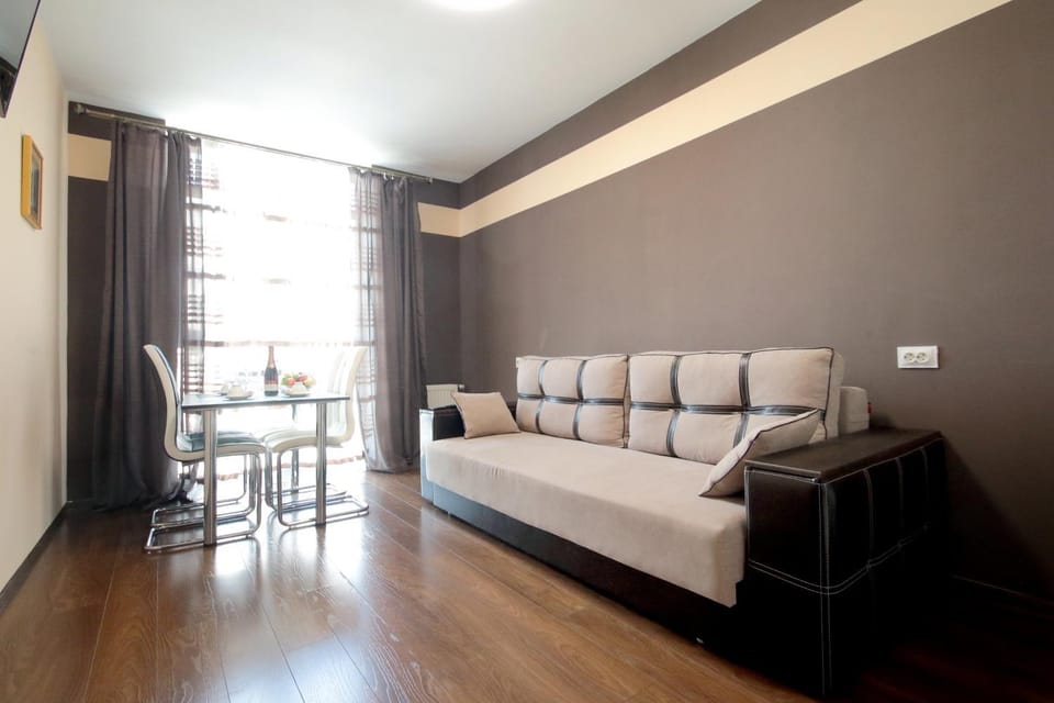 Bed, Living room, Photo of the whole room, Seating area, Dining area, Bedroom