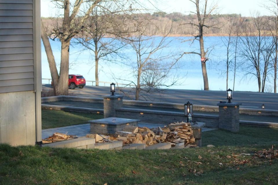 Gorgeous Views of Round Lake, Minutes to Saratoga House in Saratoga
