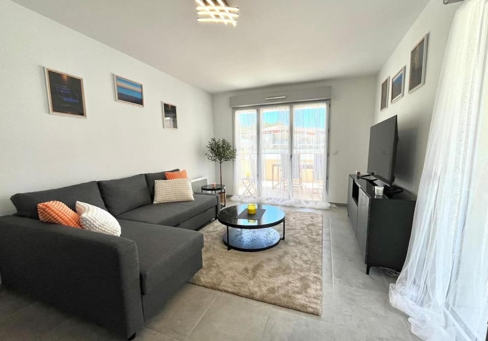Apartment with Pool & Large Terrace Apartment in Mouans-Sartoux