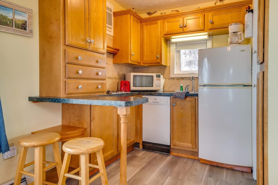 Direct Beach Access! Ocean-View OOB Escape House in Old Orchard Beach
