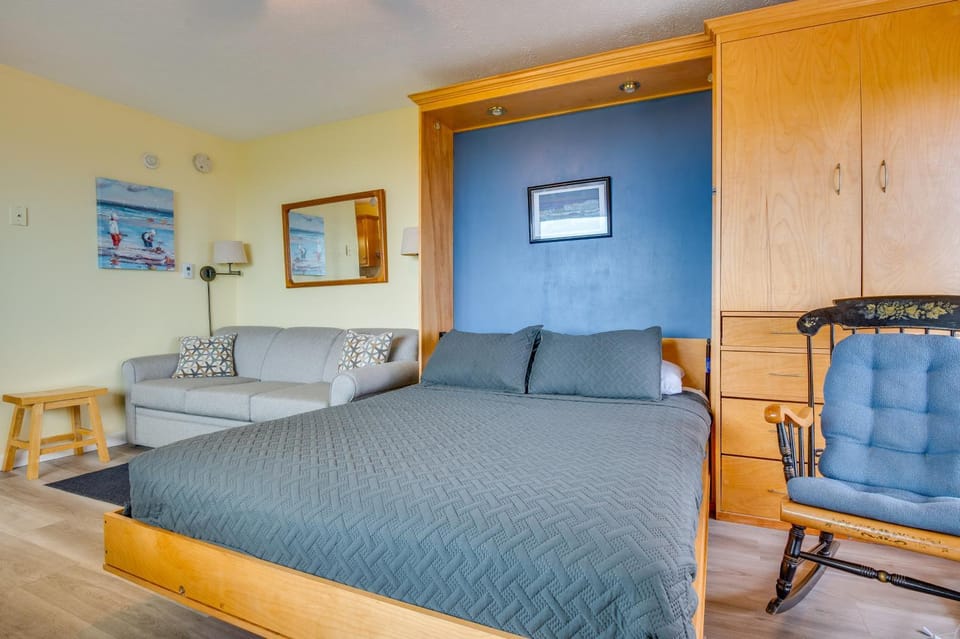 Direct Beach Access! Ocean-View OOB Escape House in Old Orchard Beach