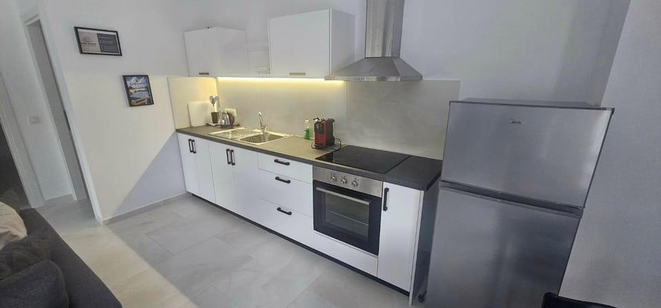 Coffee/tea facilities, Kitchen or kitchenette, oven, stove, toaster