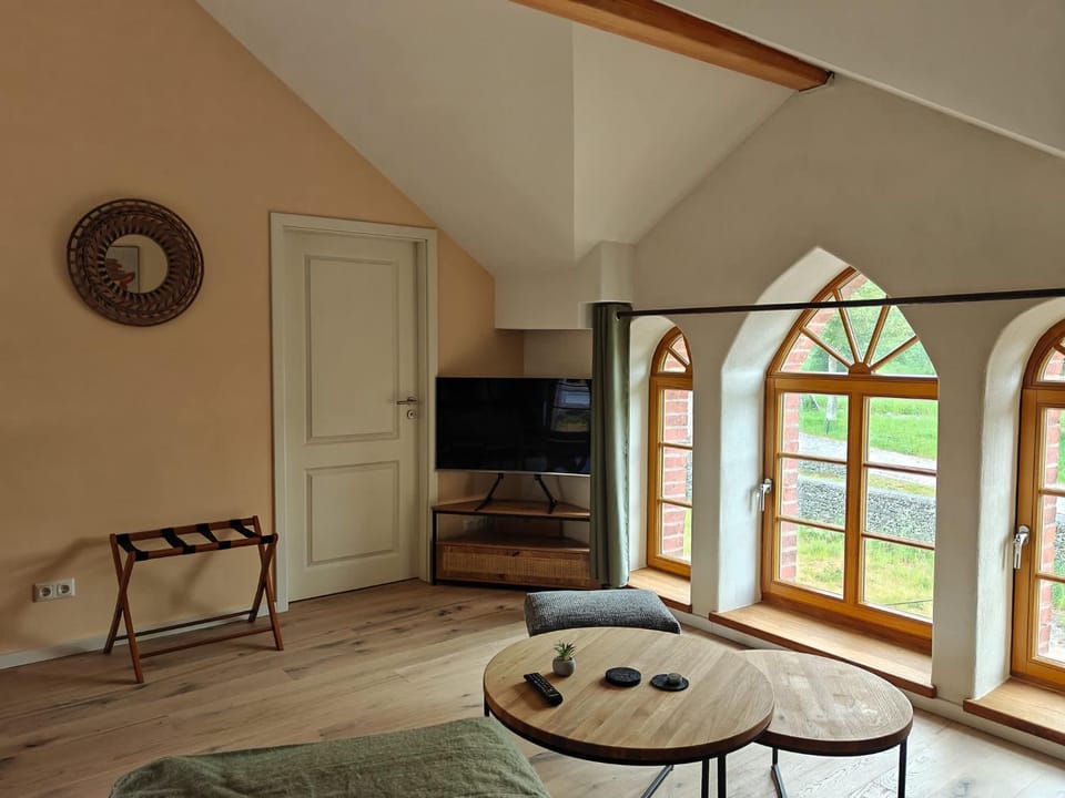 TV and multimedia, Living room, Seating area, Evening entertainment