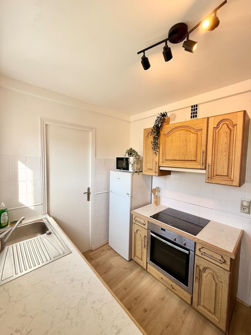 Kitchen or kitchenette, oven, stove