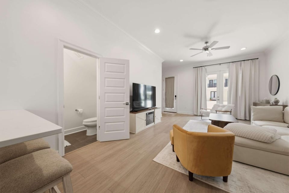 Bathroom, TV and multimedia, Living room, Seating area