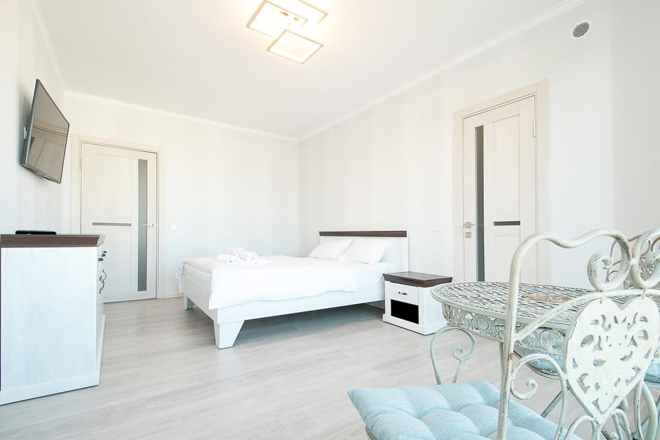 Bed, TV and multimedia, Bedroom