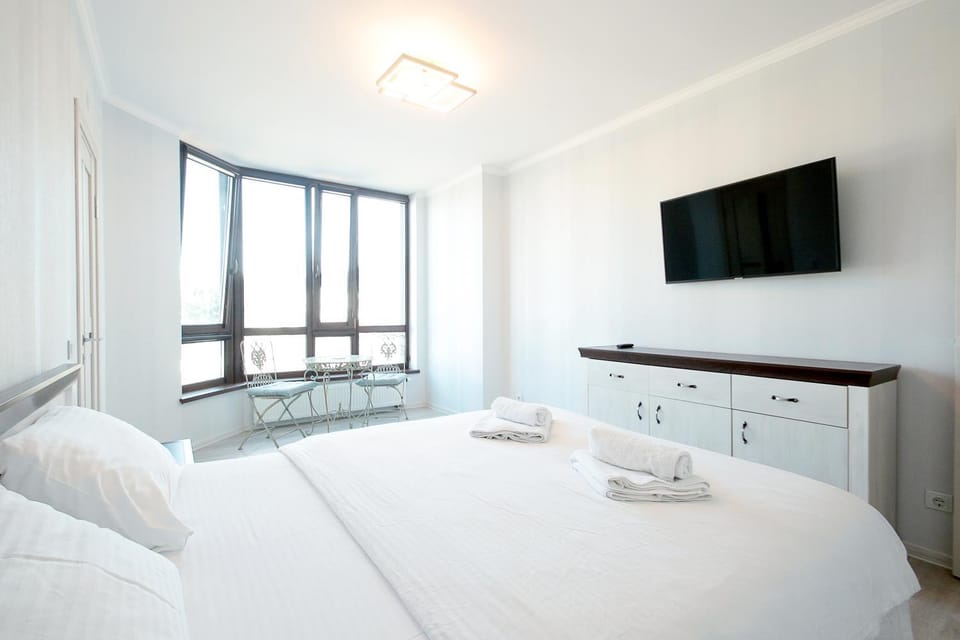 Bed, TV and multimedia, Bedroom