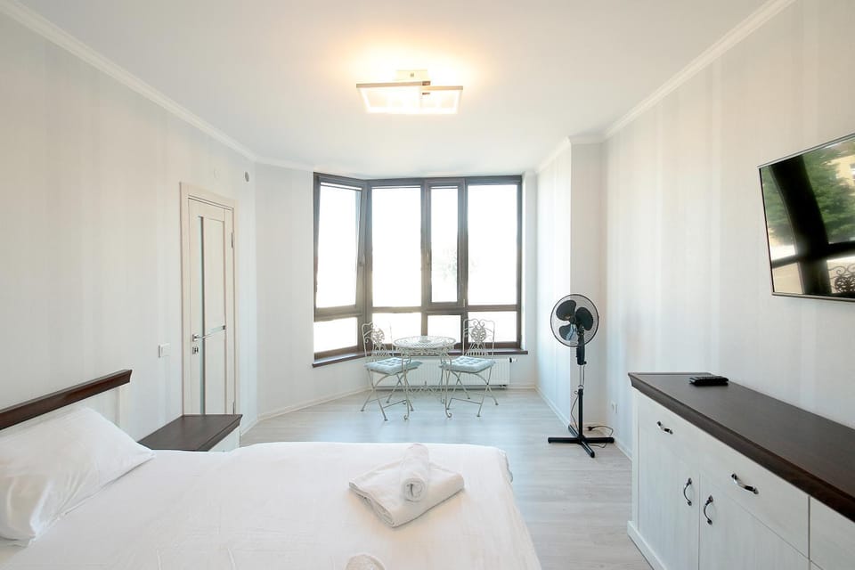 Bed, TV and multimedia, Bedroom