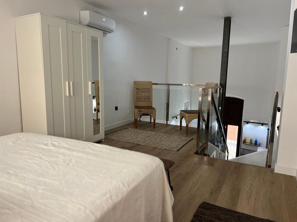 TV and multimedia, Photo of the whole room, Bedroom, air conditioner
