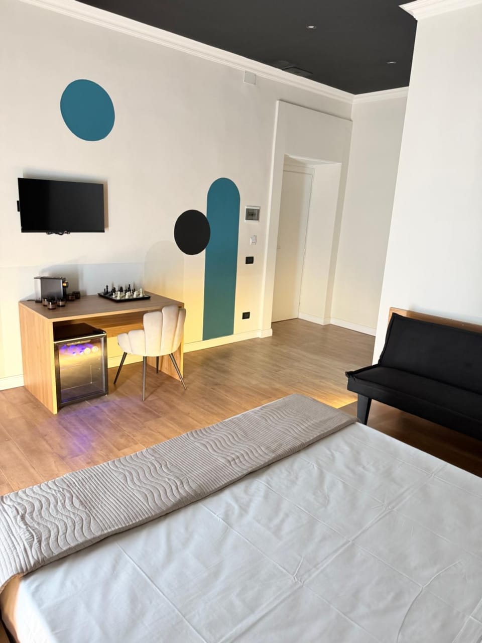 Communal lounge/ TV room, Bed, TV and multimedia, Living room, Photo of the whole room, Seating area, Evening entertainment, Bedroom, hair dresser