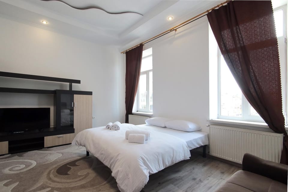 Bed, TV and multimedia, Bedroom