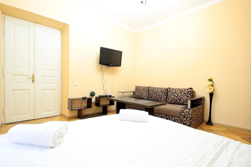 Bed, TV and multimedia, Bedroom