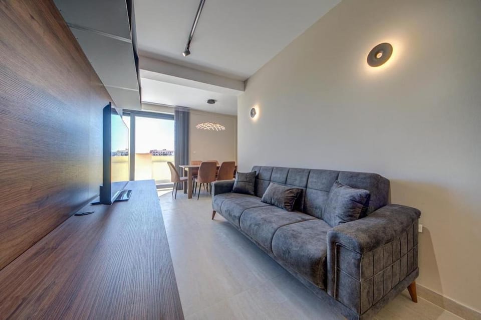 2BR APT, 2 Ensuite Baths, Sea Views, 3 Min to Beach Apartment in Sliema