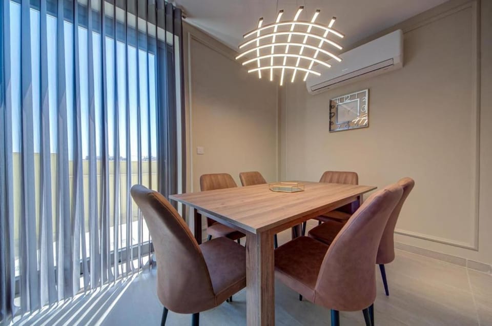 2BR APT, 2 Ensuite Baths, Sea Views, 3 Min to Beach Apartment in Sliema