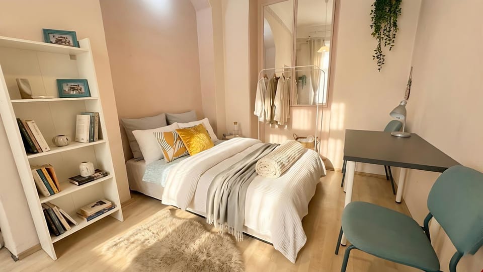 UltraCentral Bohemian Rhapsody - 4room - Steps To Main Attractions Apartment in Budapest