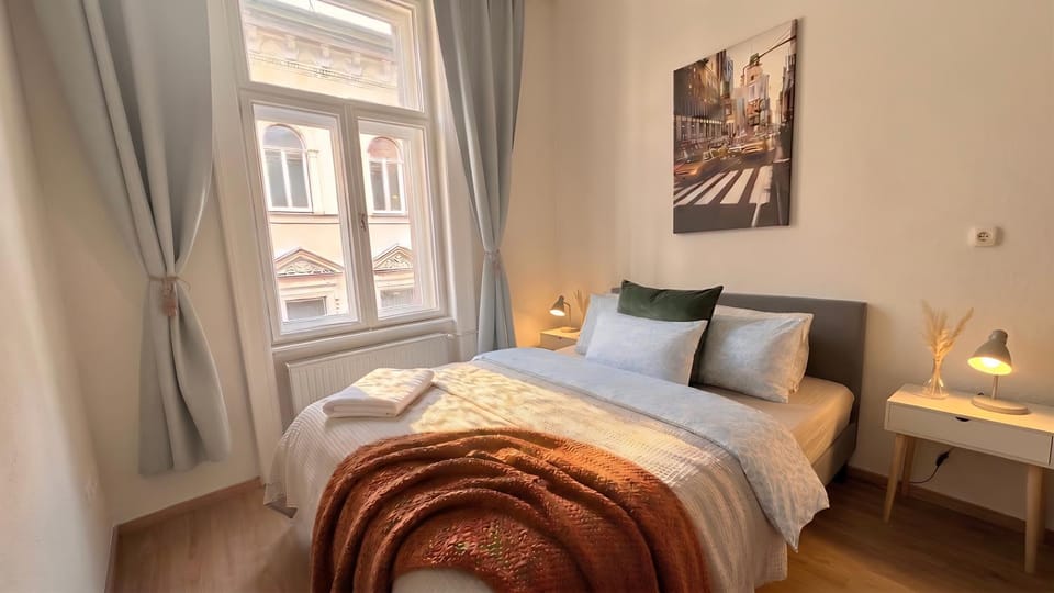 UltraCentral Bohemian Rhapsody - 4room - Steps To Main Attractions Apartment in Budapest
