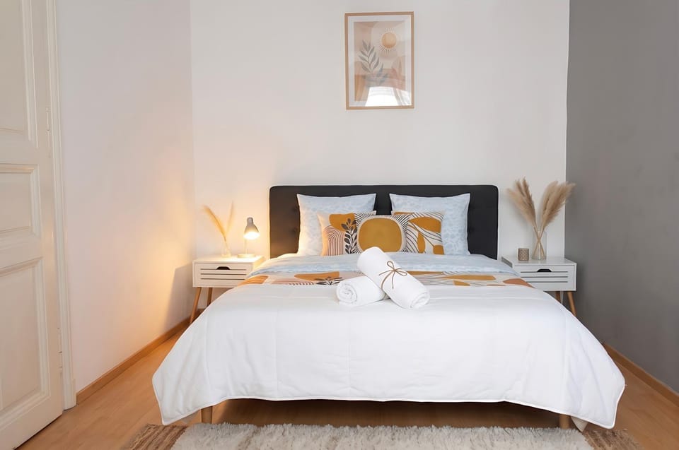 UltraCentral Bohemian Rhapsody - 4room - Steps To Main Attractions Apartment in Budapest
