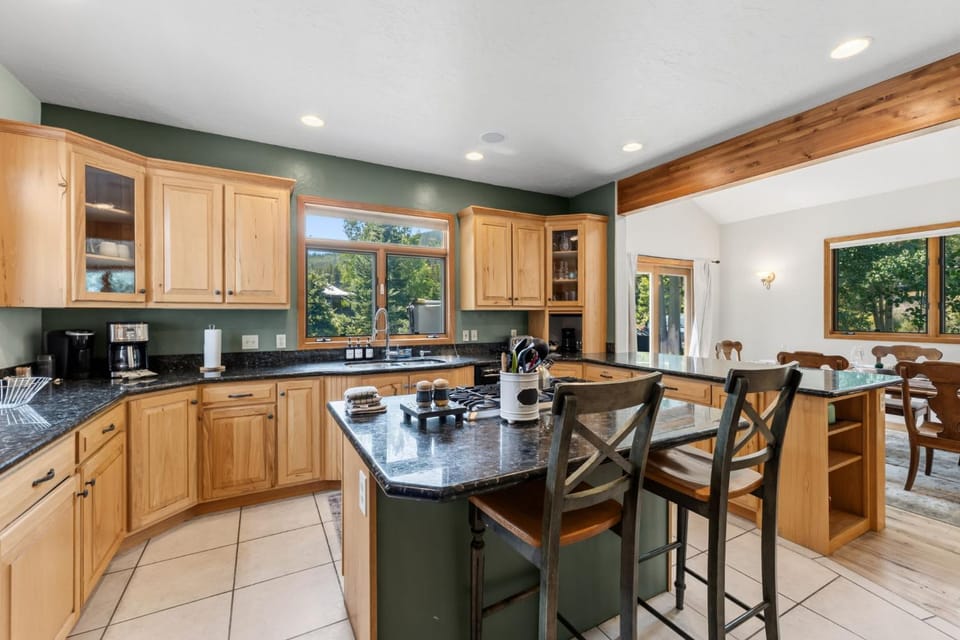 Blue River Retreat - Private Hot Tub & Mtn Views House in Blue River