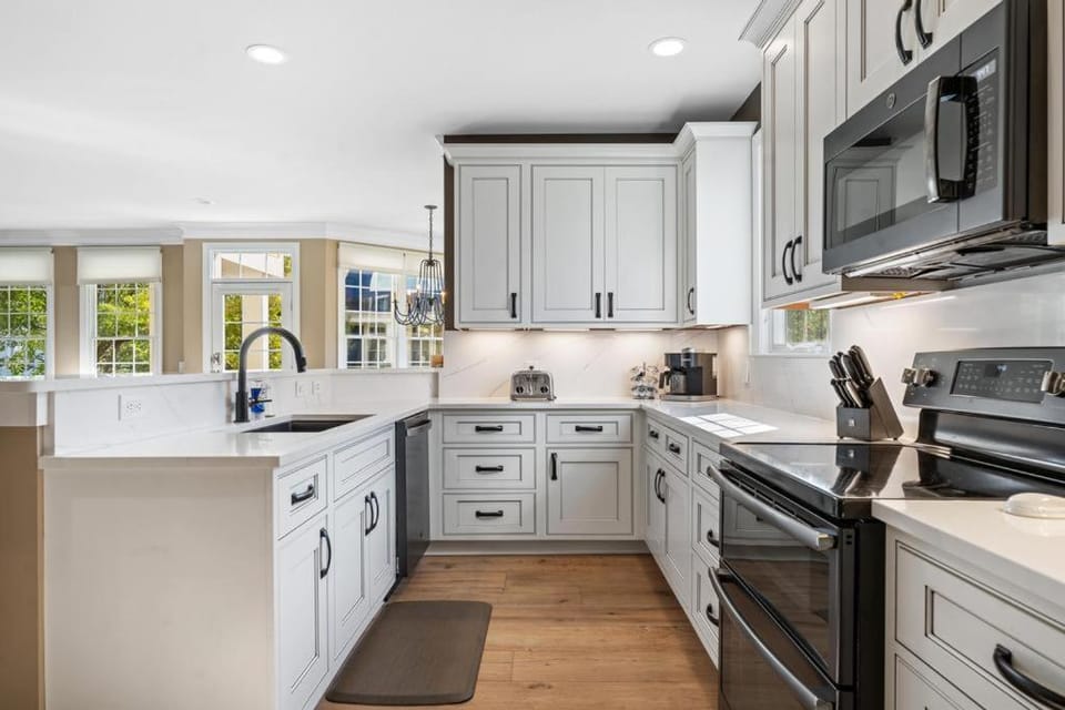 Barefoot Luxury 24: A spacious 4-bedroom retreat in scenic Bay Harbor, MI. House in Bay Harbor