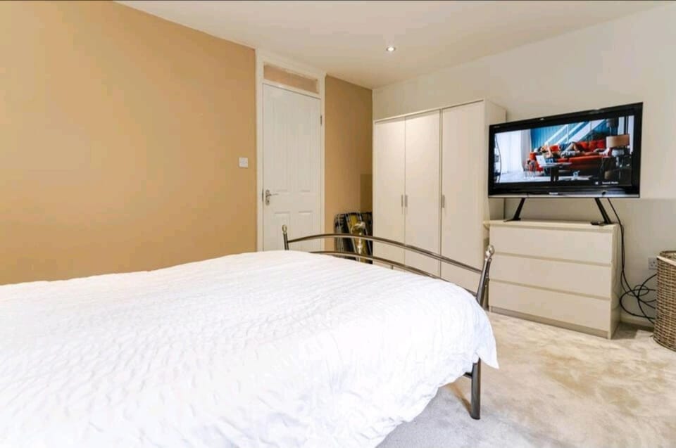Bed, TV and multimedia, Bedroom, wardrobe