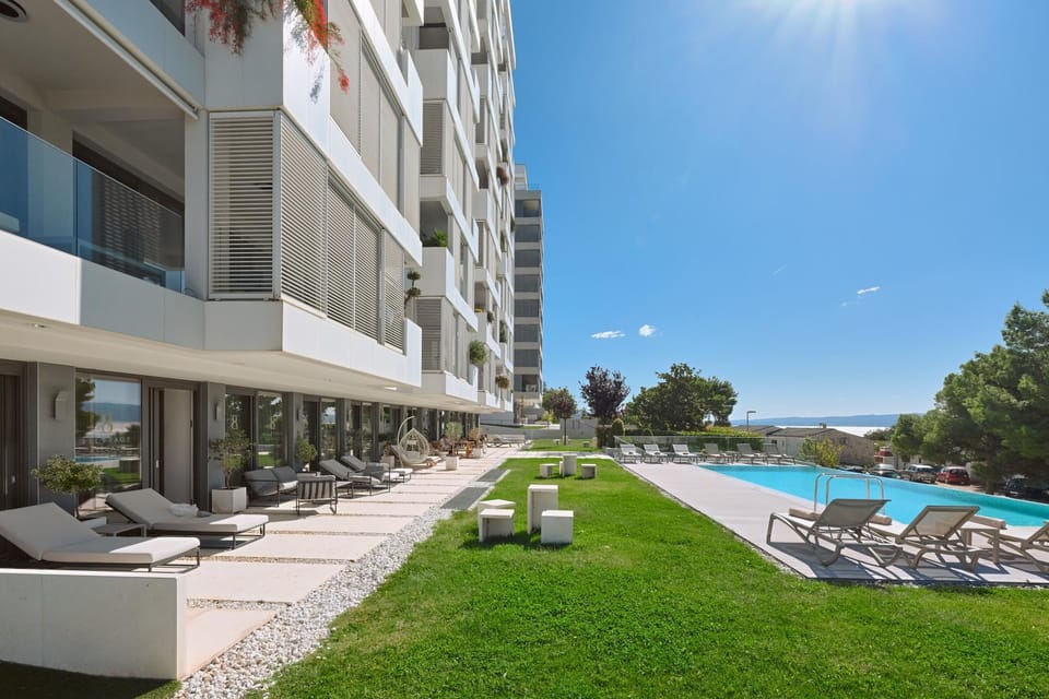 Patio, Day, Natural landscape, Garden, Garden view, Pool view, Swimming pool, sunbed