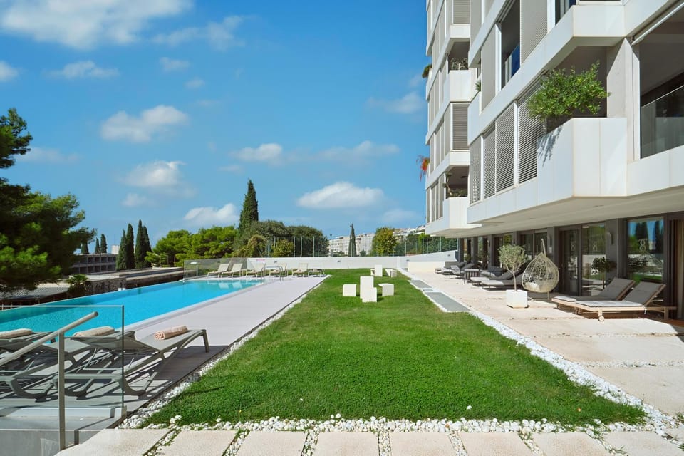 Spring, Day, Garden, View (from property/room), Balcony/Terrace, Garden view, Pool view, Swimming pool, sunbed