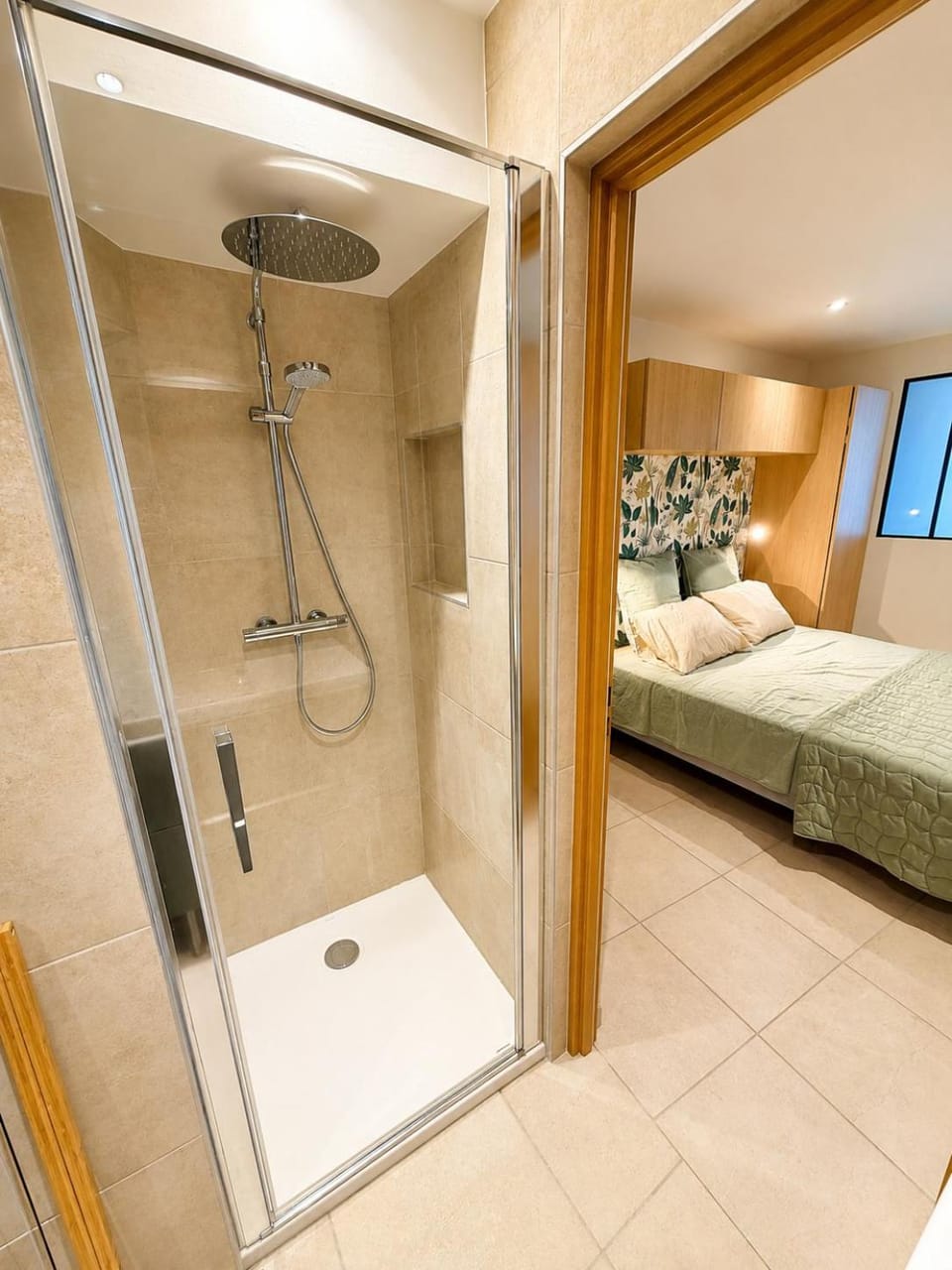 Shower, Bed