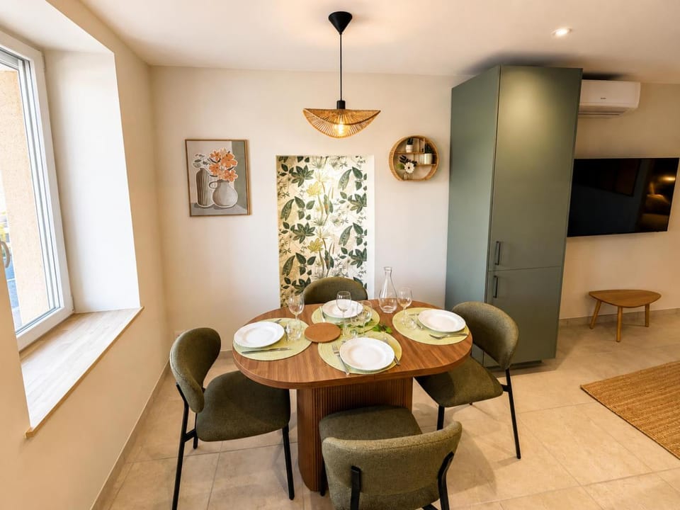 Seating area, Dining area