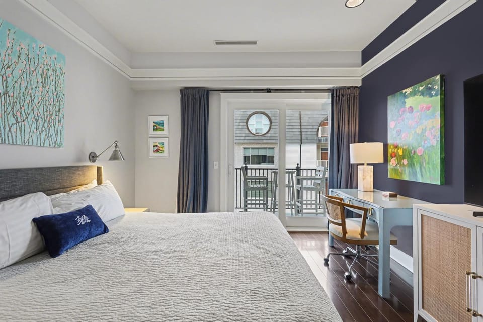 Experience comfort in King Suite 357, a cozy Bay Harbor retreat for 6. Apartment in Bay Harbor
